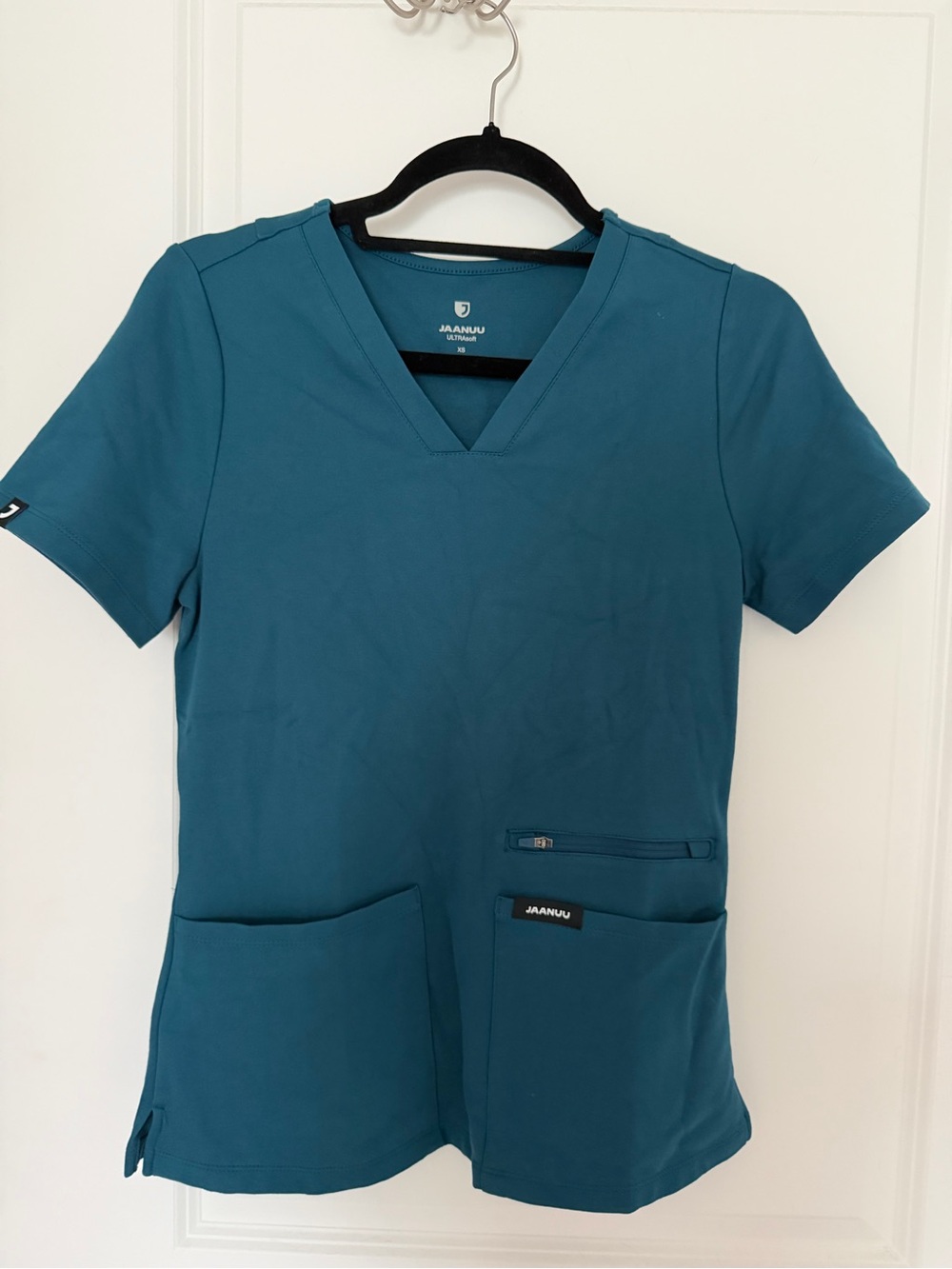 Jaanuu Women's Kass slim 4 pocket Scrub Top BRAND NEW